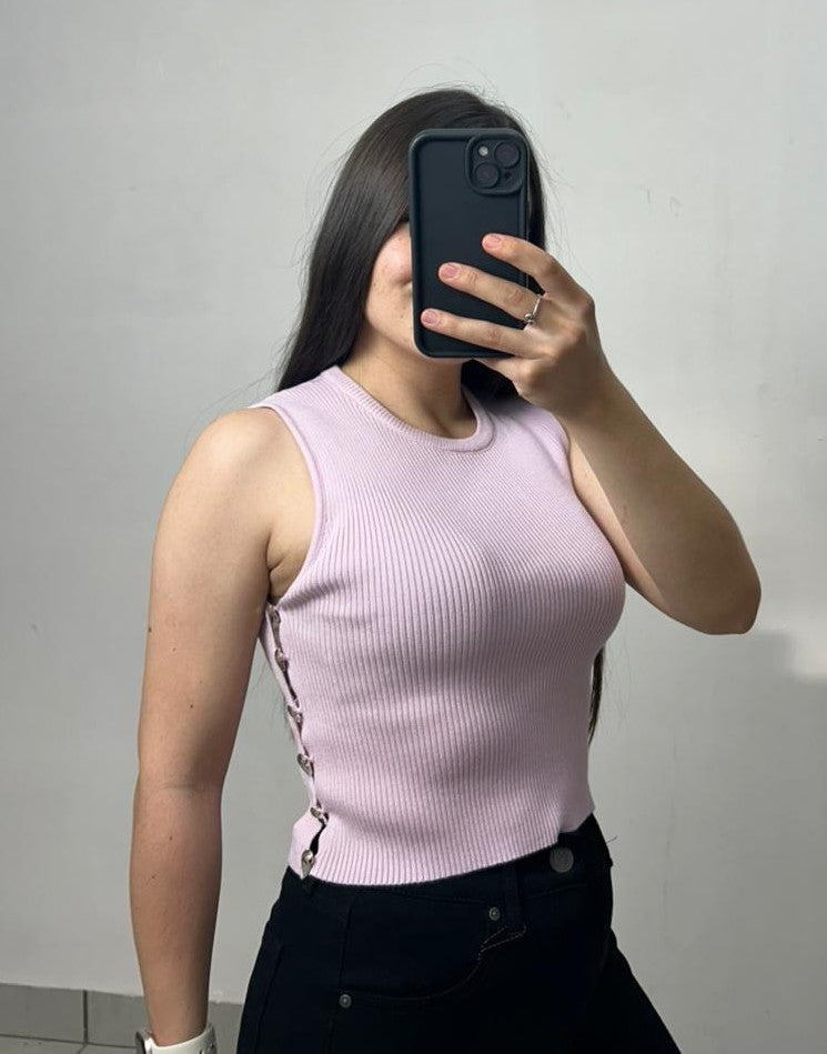 Blusa Con Botones A Los Costados De Tejido Fresco