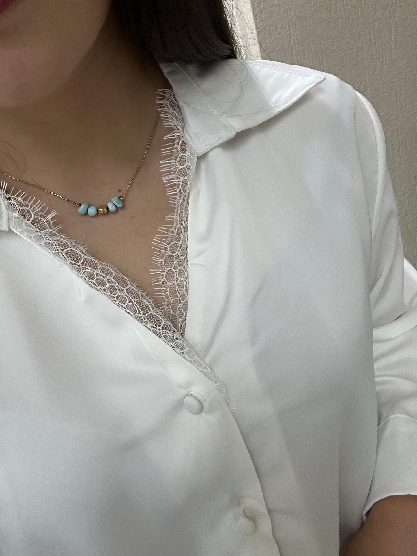 Camisa satinada con detalle de encaje ✨🤍