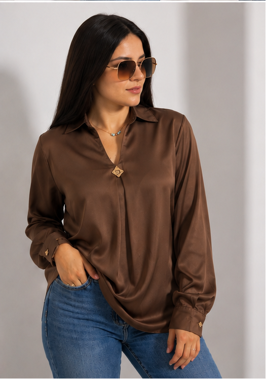 Camisa satinada con herrajes dorados ✨🤍