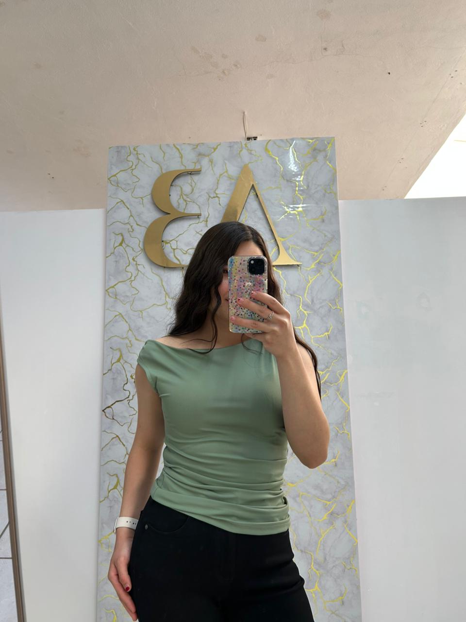Blusa Sin Manga Tipo Satin Plizada De Un Costado