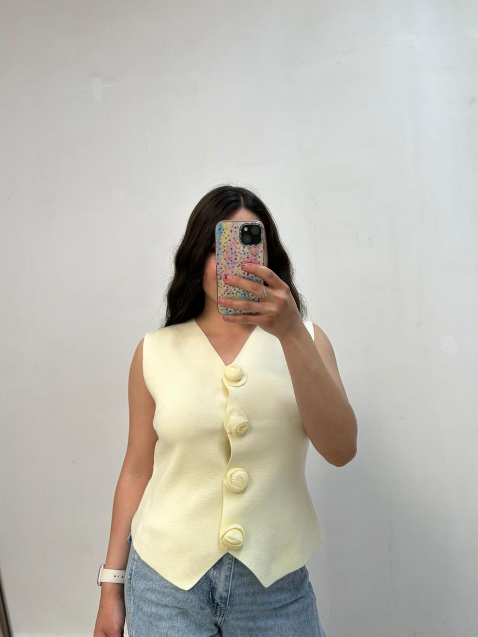 Chaleco Con Botones De Rosas En Tejido Fresco