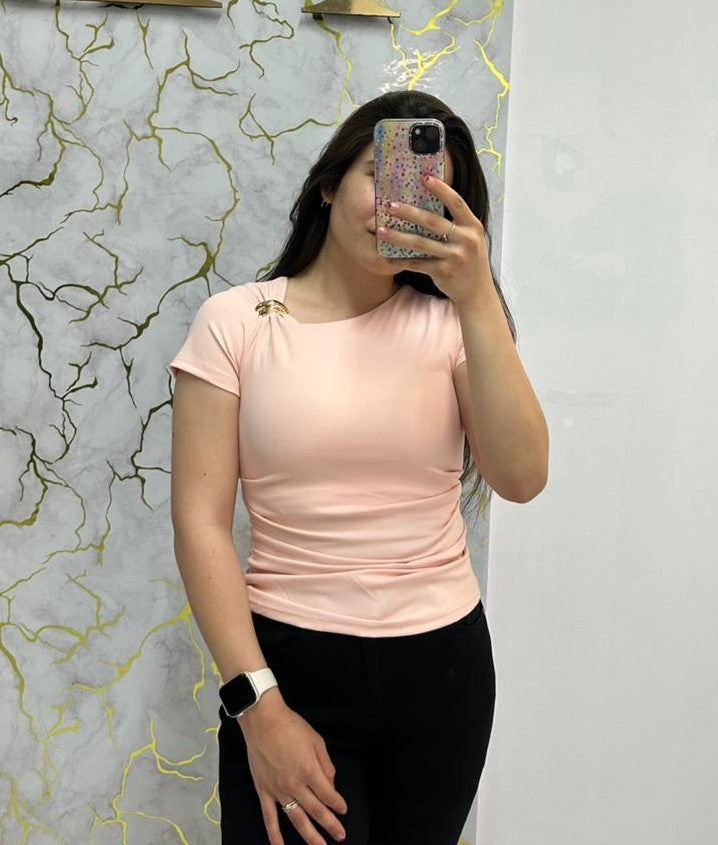Blusa Plizada Con Detalle Cromado En Hombro