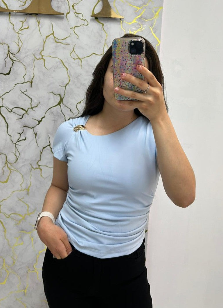 Blusa Plizada Con Detalle Cromado En Hombro