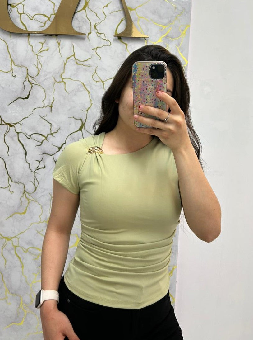 Blusa Plizada Con Detalle Cromado En Hombro