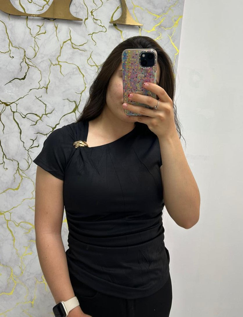 Blusa Plizada Con Detalle Cromado En Hombro