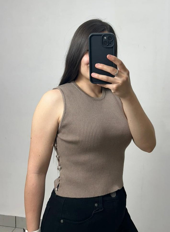 Blusa Con Botones A Los Costados De Tejido Fresco