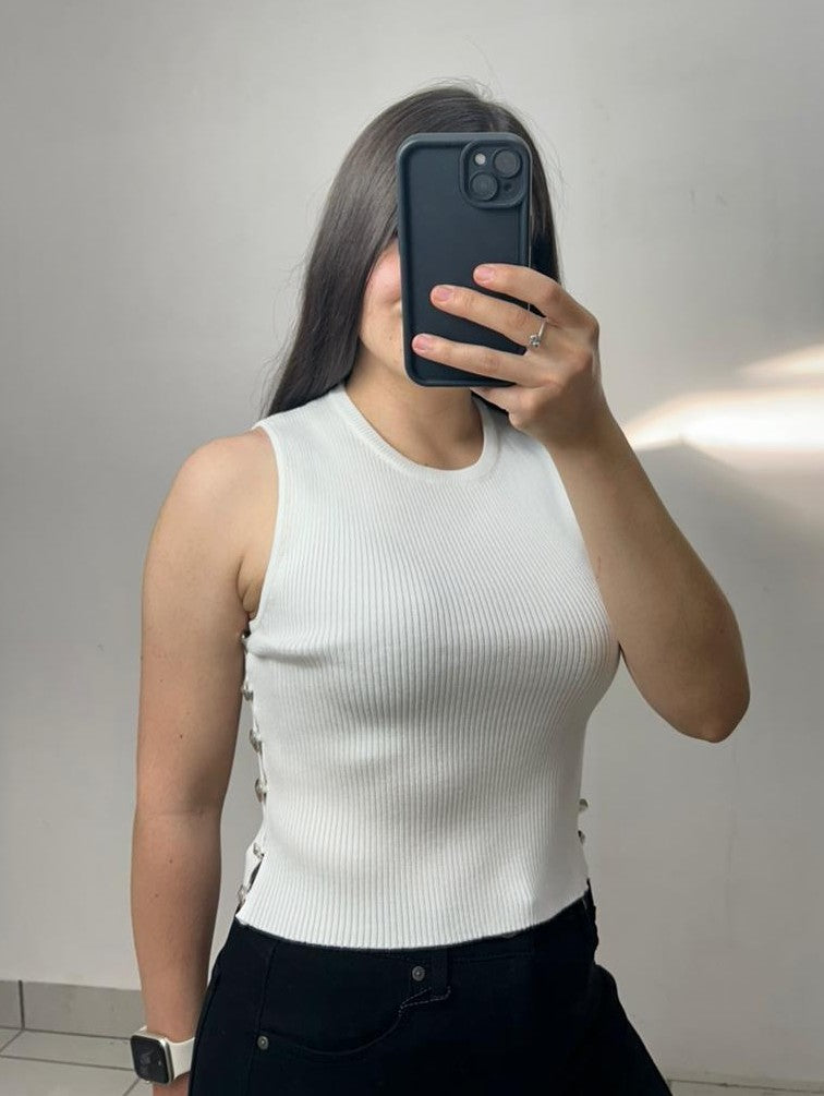 Blusa Con Botones A Los Costados De Tejido Fresco