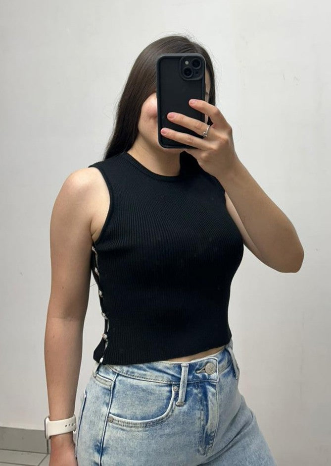 Blusa Con Botones A Los Costados De Tejido Fresco