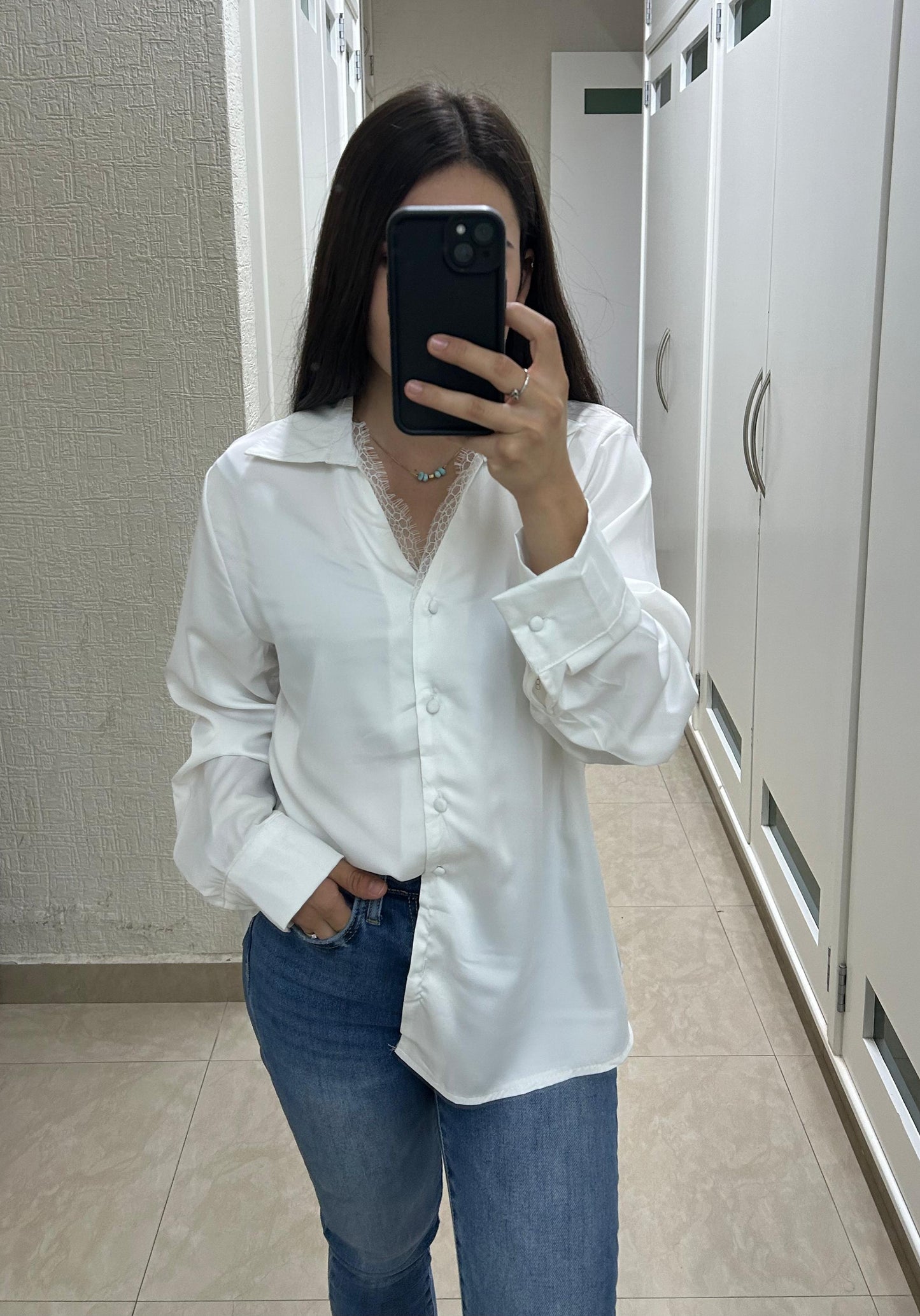 Camisa satinada con detalle de encaje ✨🤍