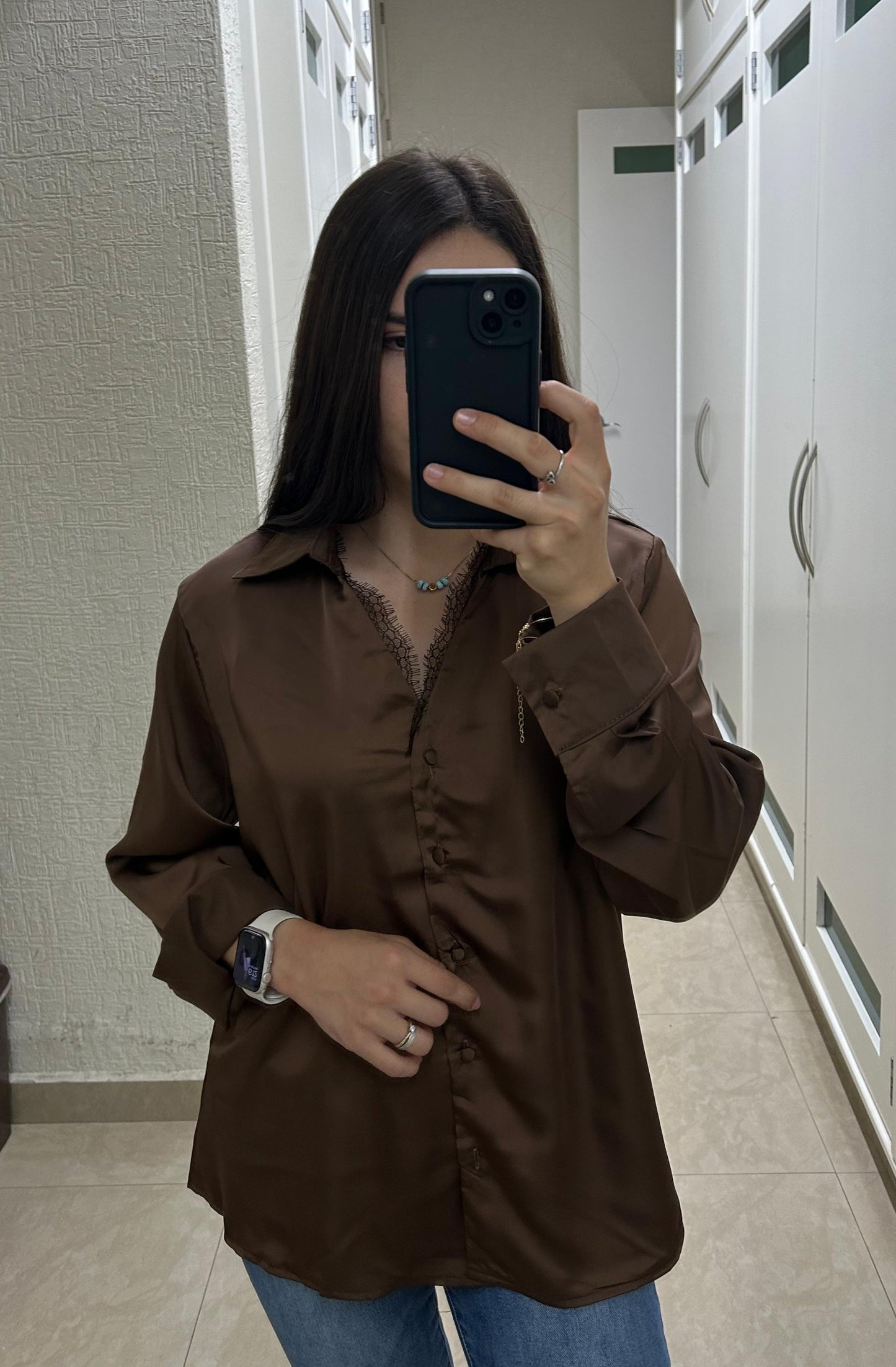 Camisa satinada con detalle de encaje ✨🤍
