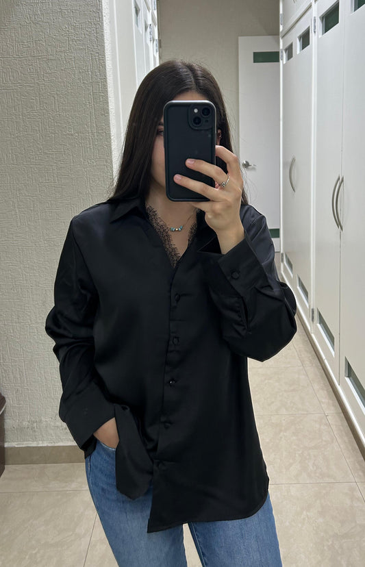 Camisa satinada con detalle de encaje ✨🤍