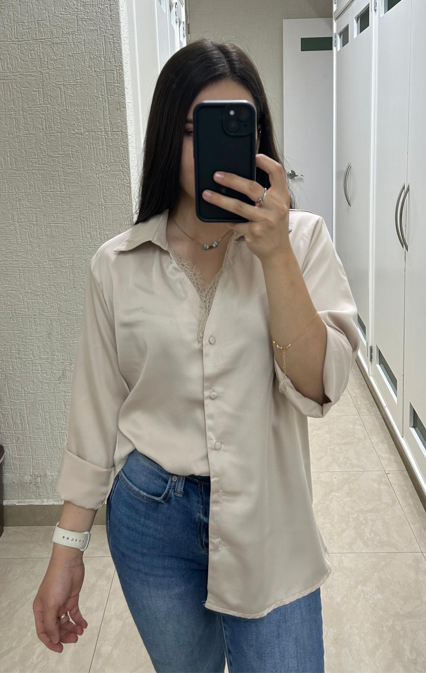 Camisa satinada con detalle de encaje ✨🤍