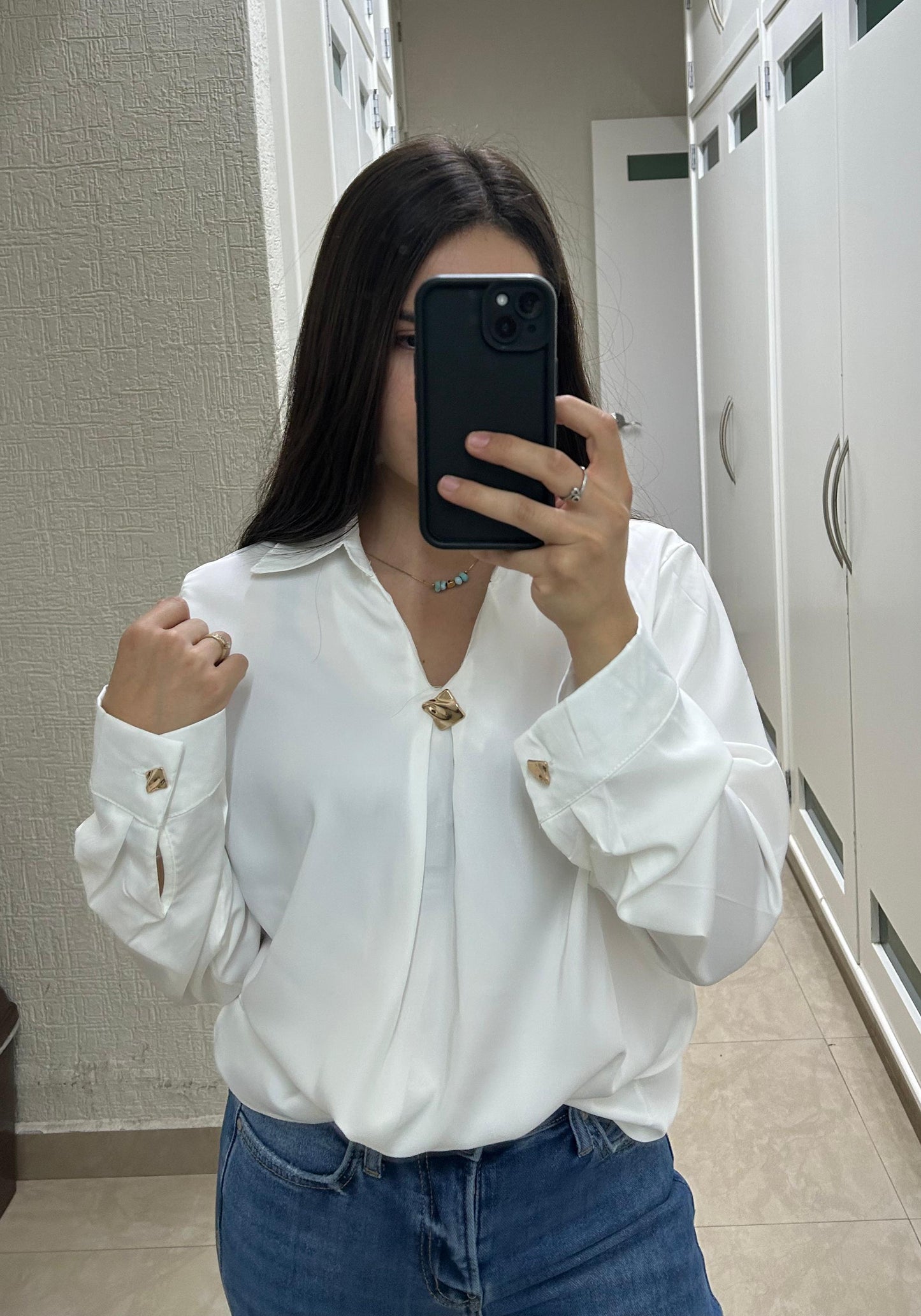 Camisa satinada con herrajes dorados ✨🤍