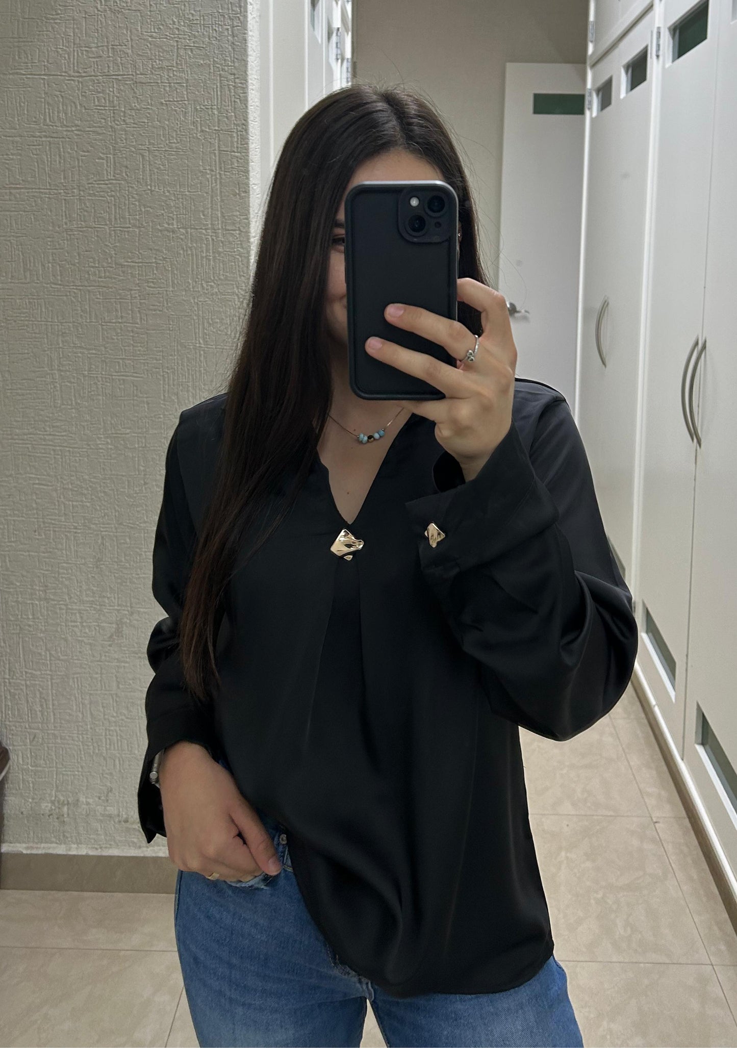 Camisa satinada con herrajes dorados ✨🤍