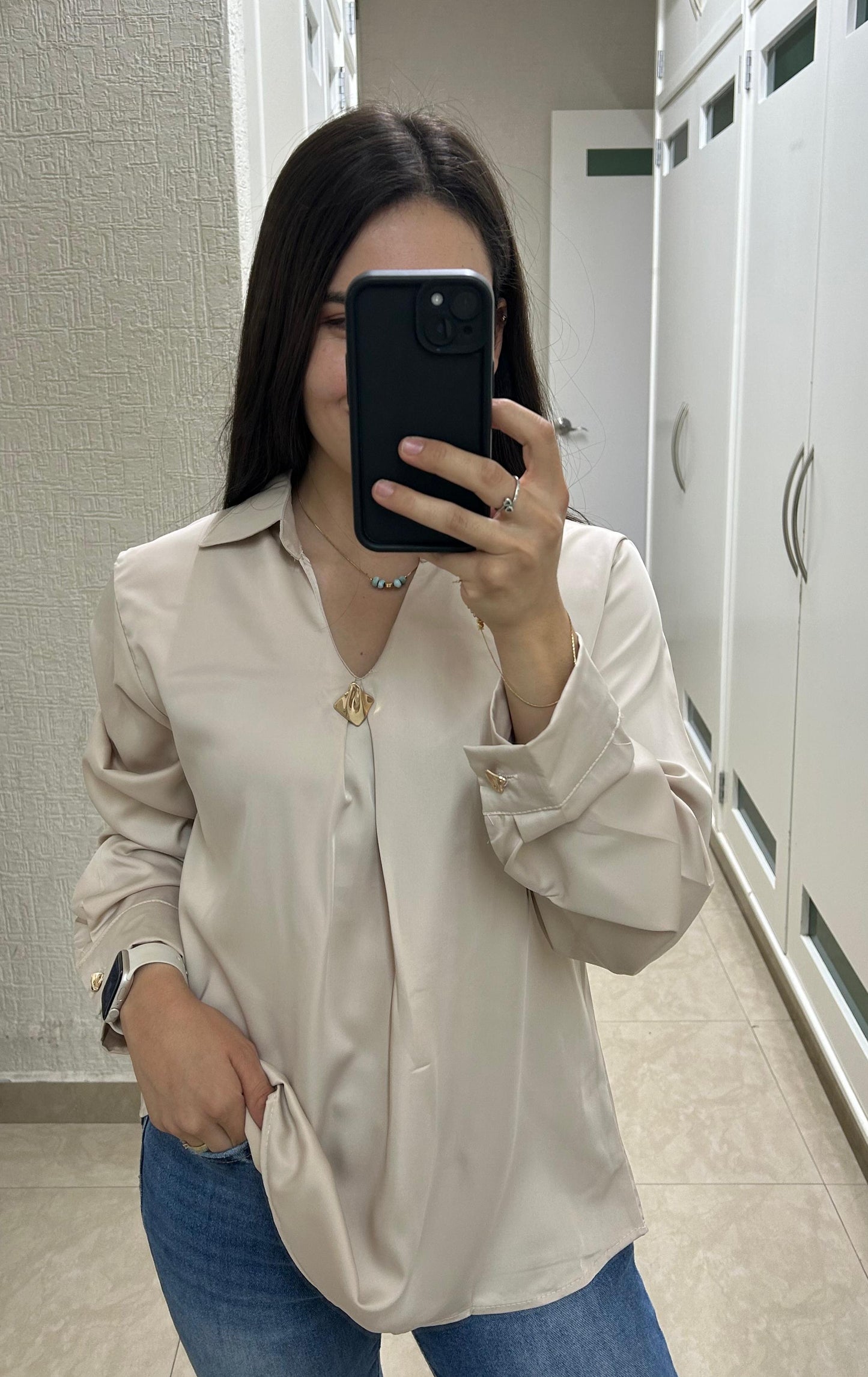 Camisa satinada con herrajes dorados ✨🤍